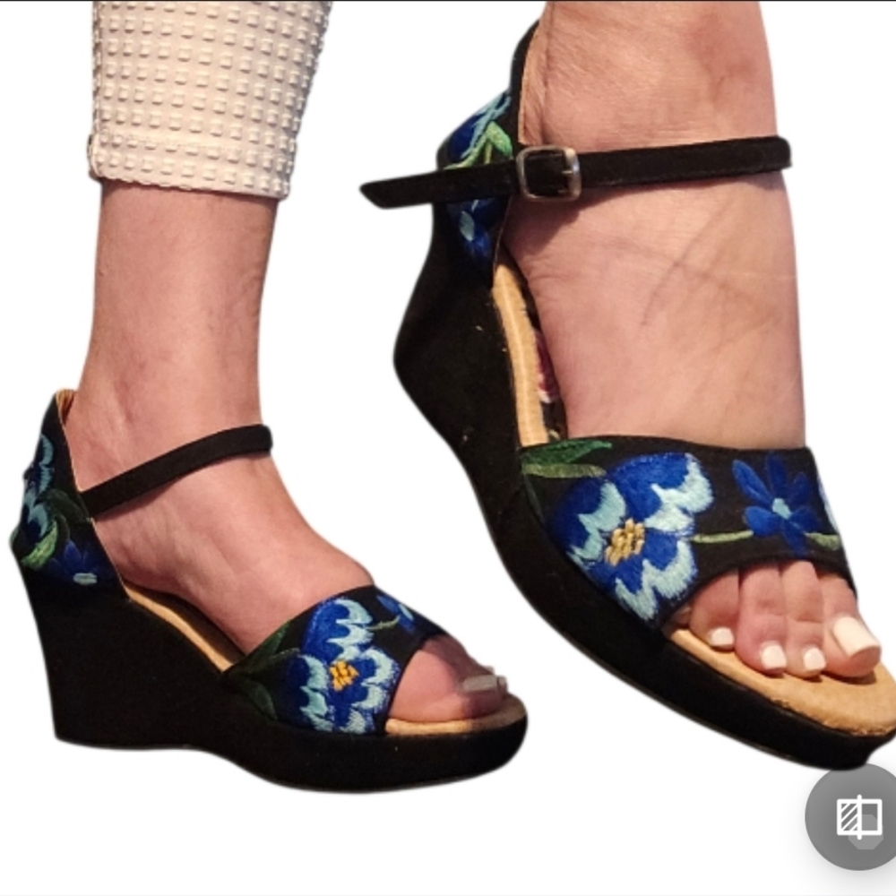 Floral Embroidered Women's Wedge Sandals/